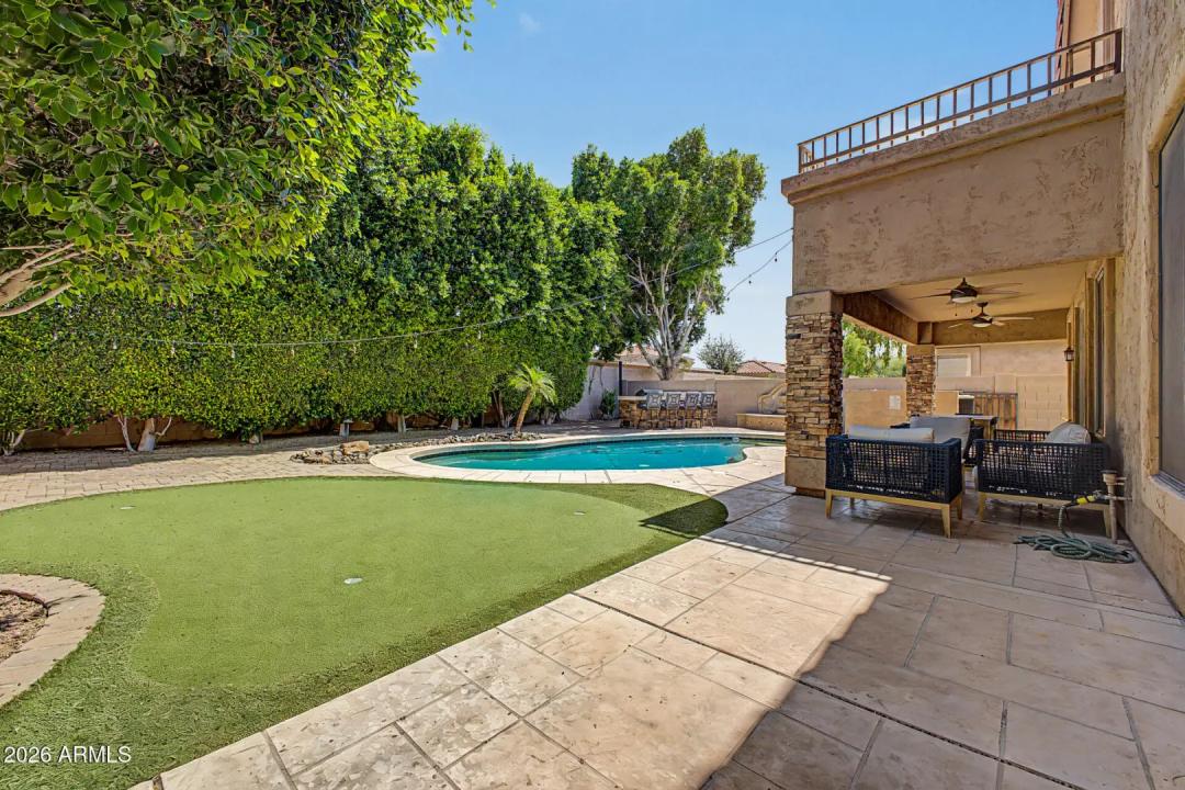 Real Estate Picture 4