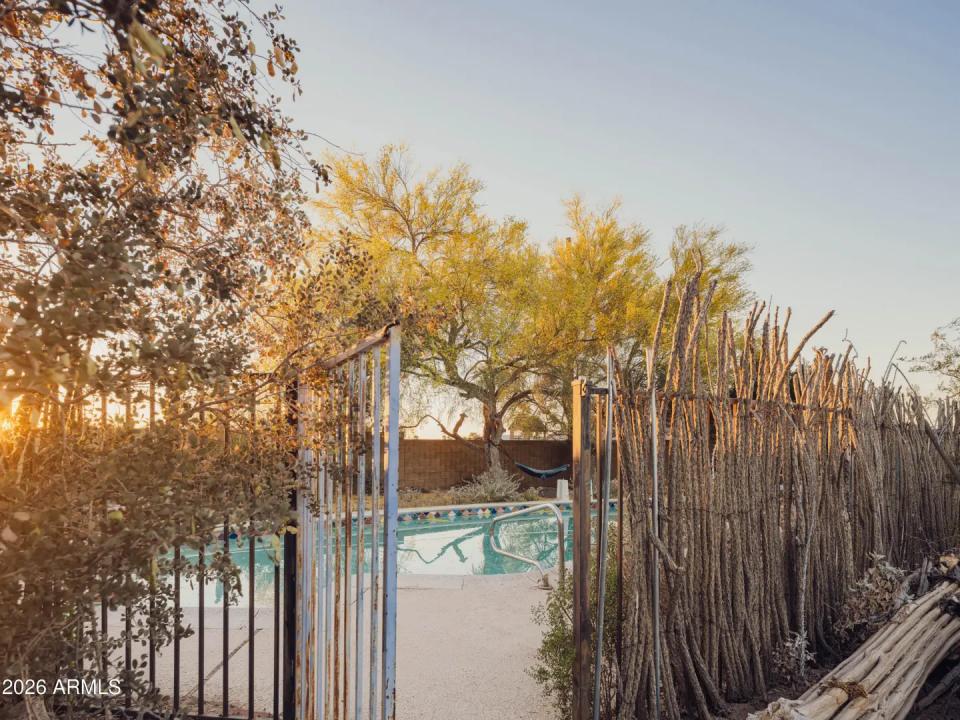 Real Estate Picture 4