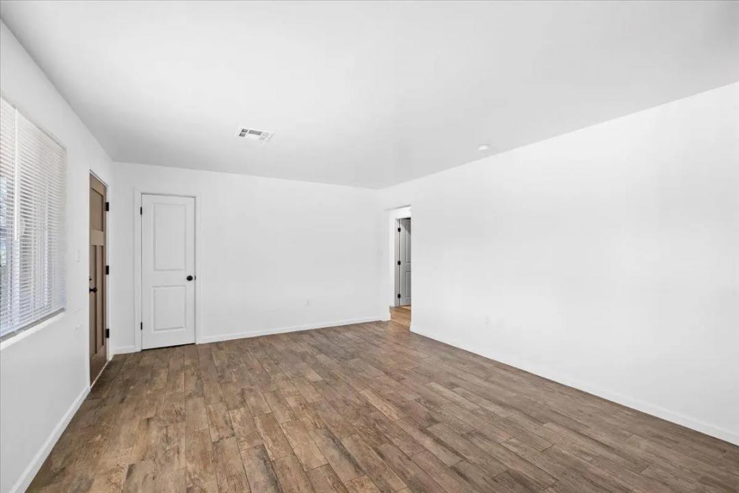 Real Estate Picture 6