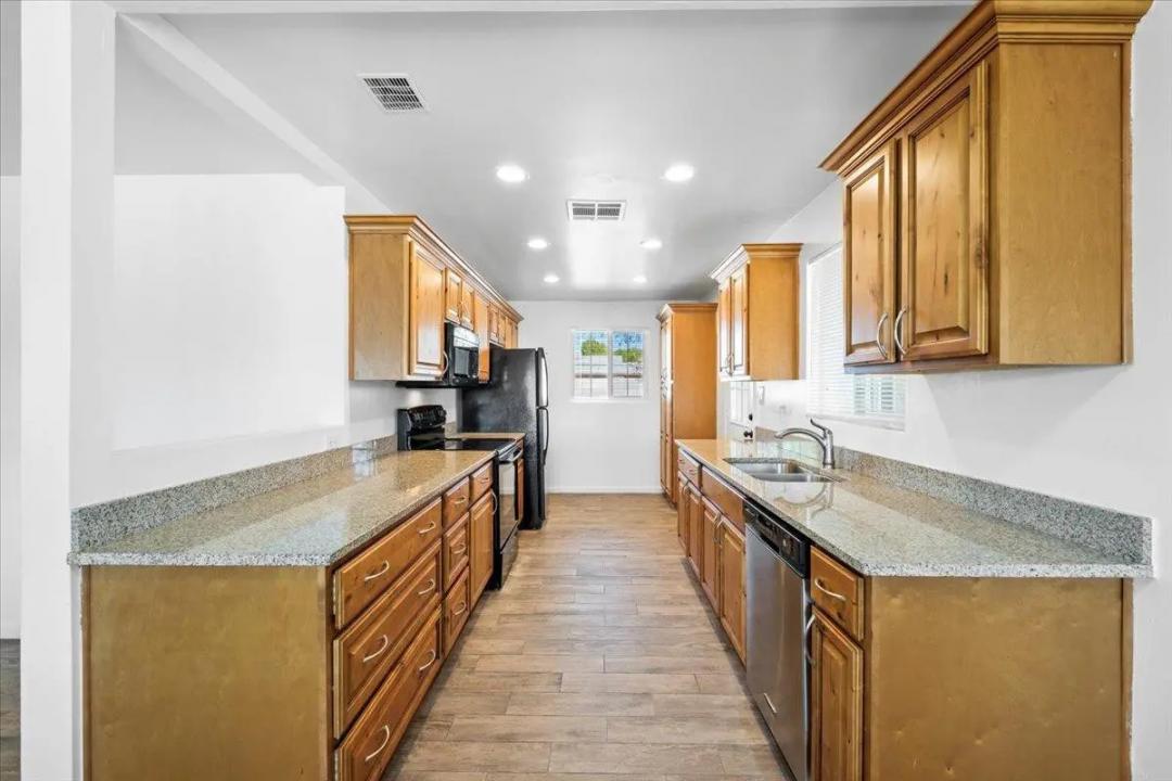 Real Estate Picture 7