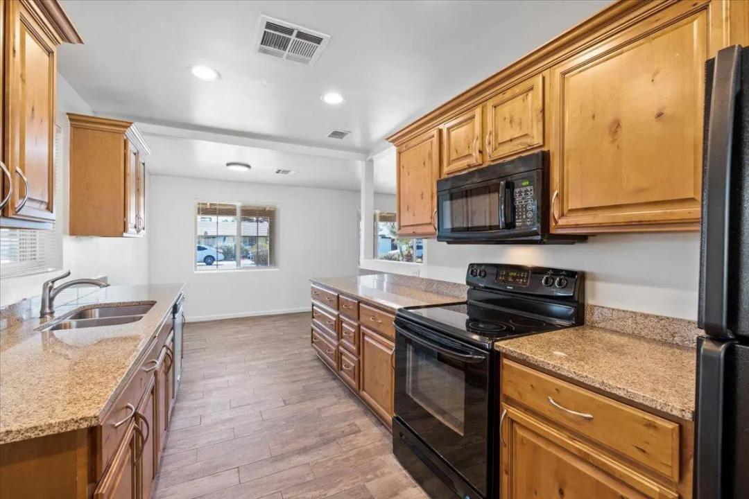 Real Estate Picture 8