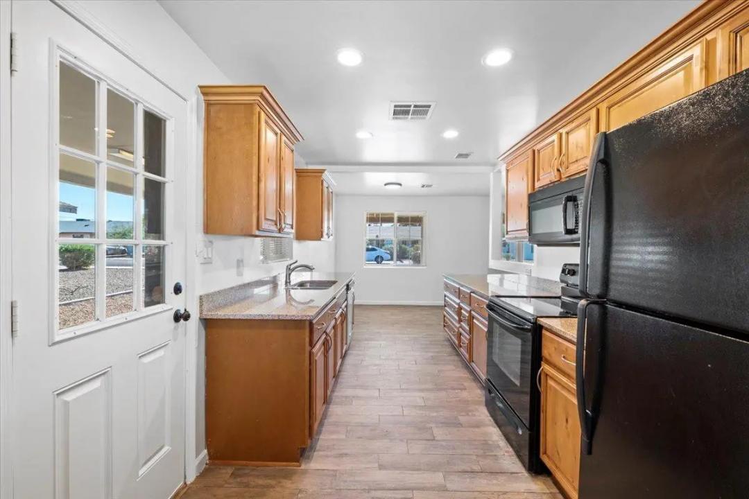 Real Estate Picture 9