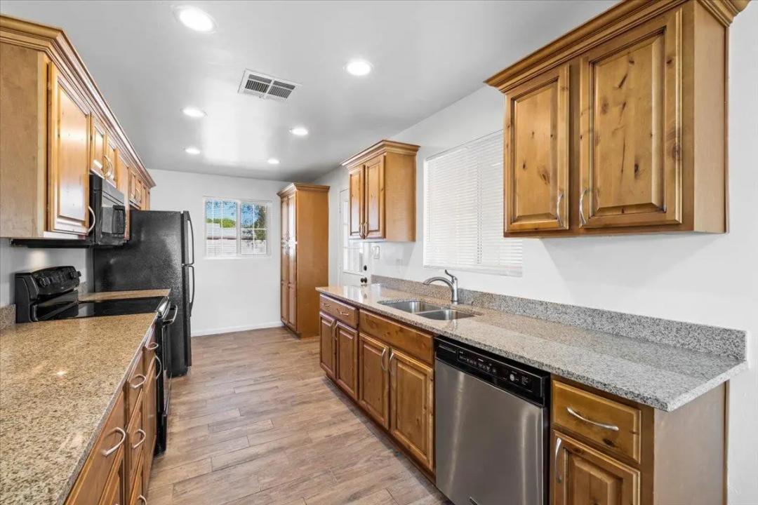 Real Estate Picture 10