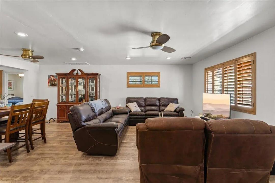Real Estate Picture 4