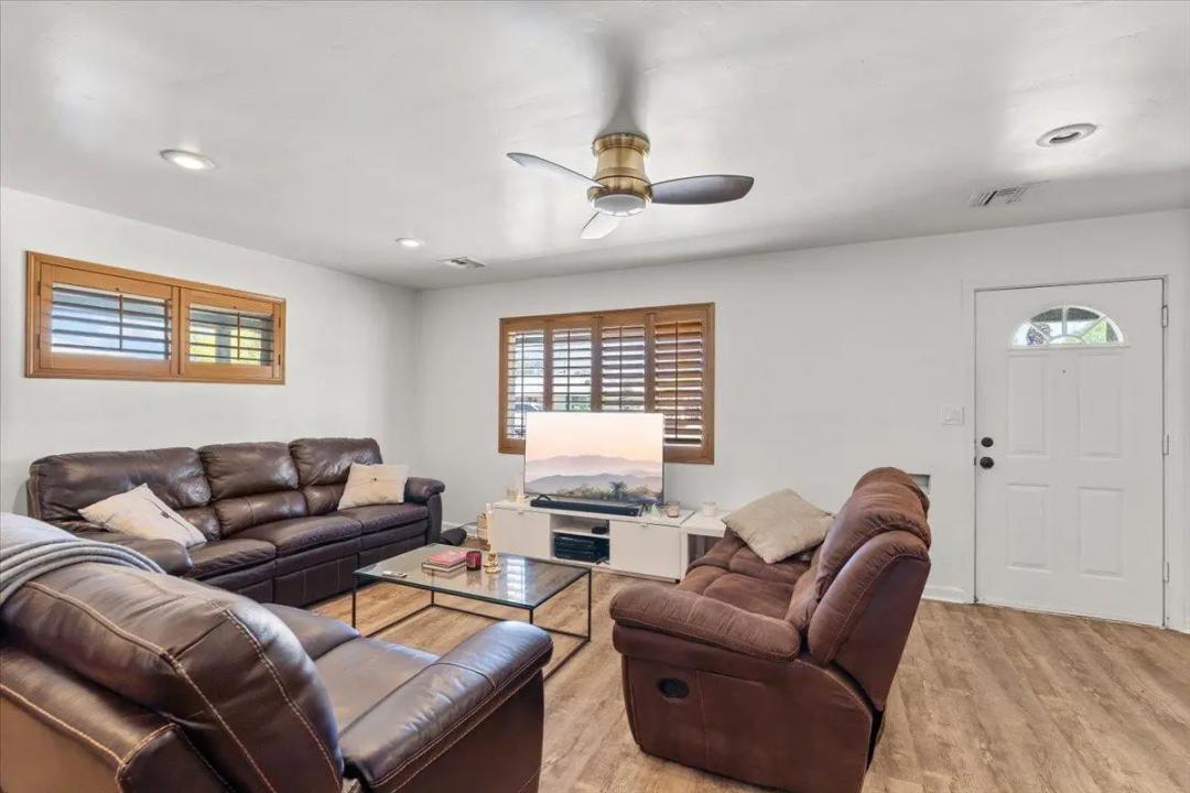 Real Estate Picture 3