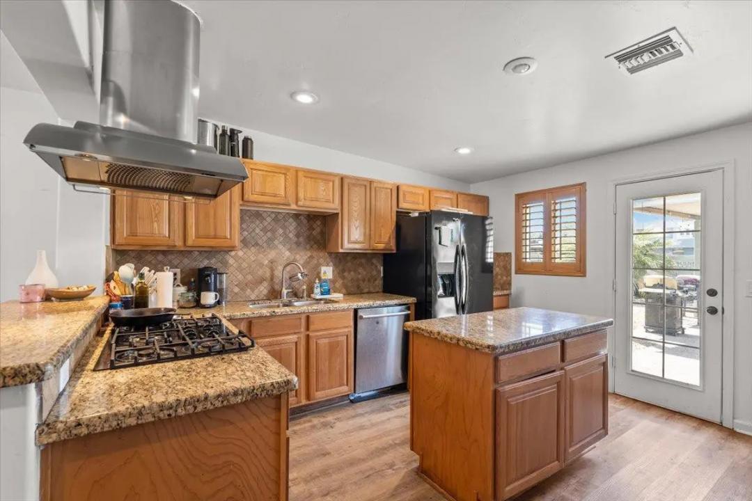 Real Estate Picture 7