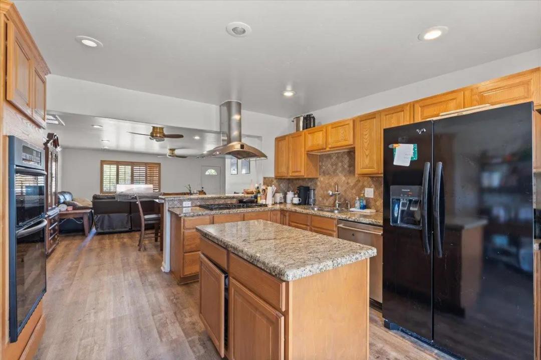 Real Estate Picture 8
