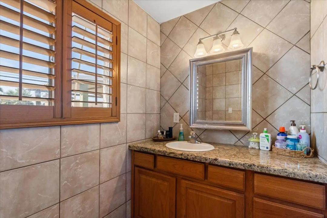 Real Estate Picture 12