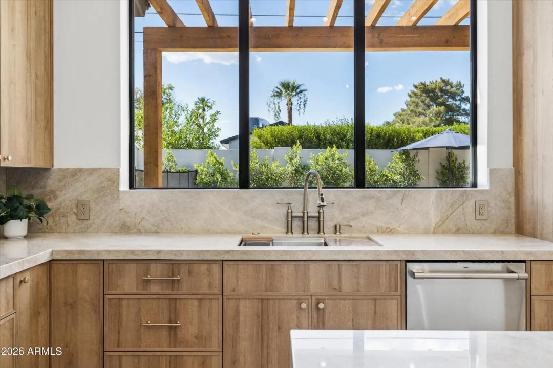 Real Estate Picture 4