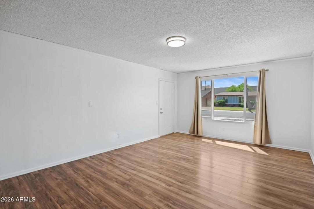 Real Estate Picture 4