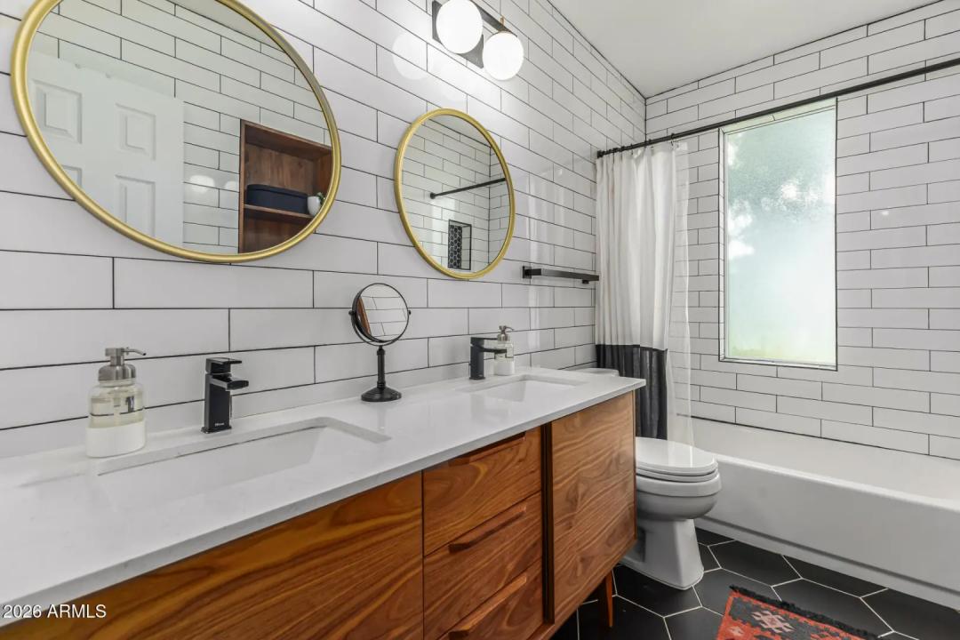 Real Estate Picture 16