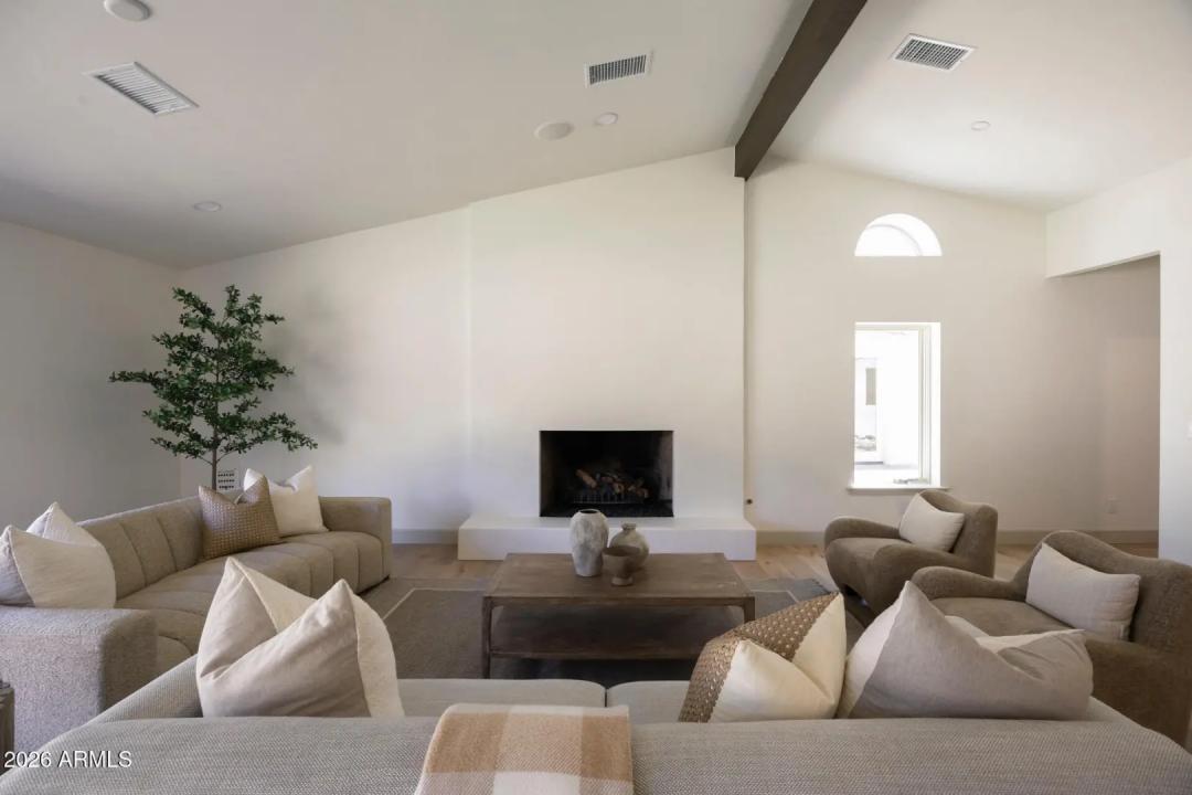 Real Estate Picture 4