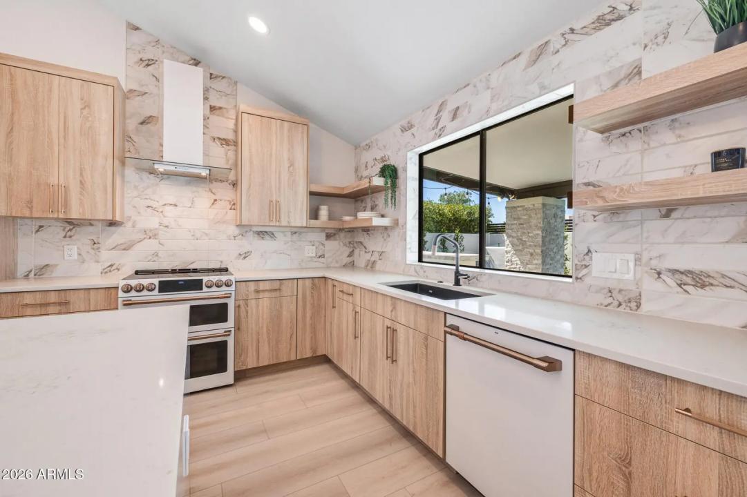 Real Estate Picture 12