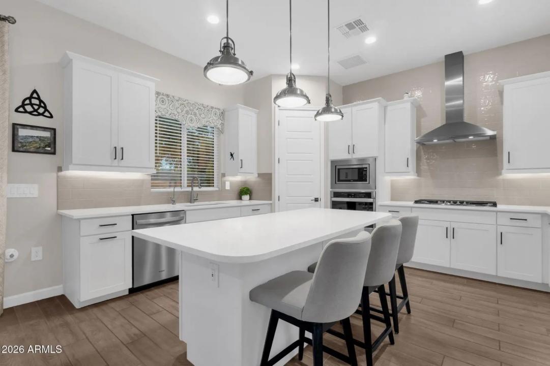 Real Estate Picture 3