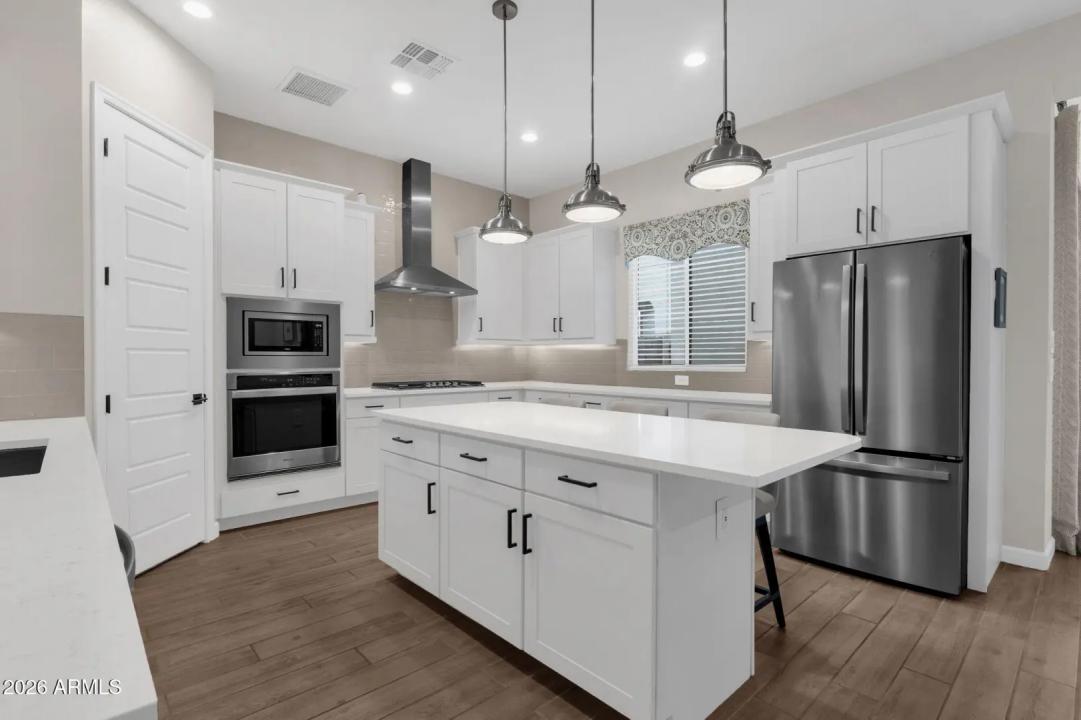 Real Estate Picture 4