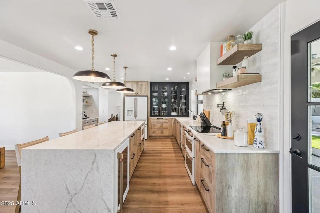 Real Estate Picture 11