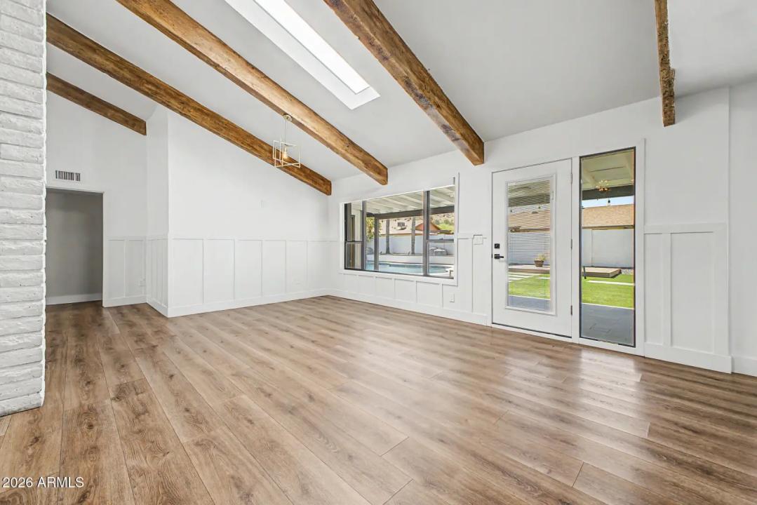 Real Estate Picture 14