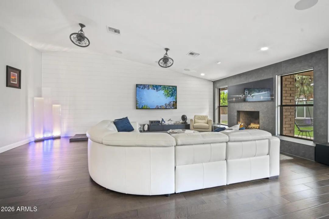 Real Estate Picture 16