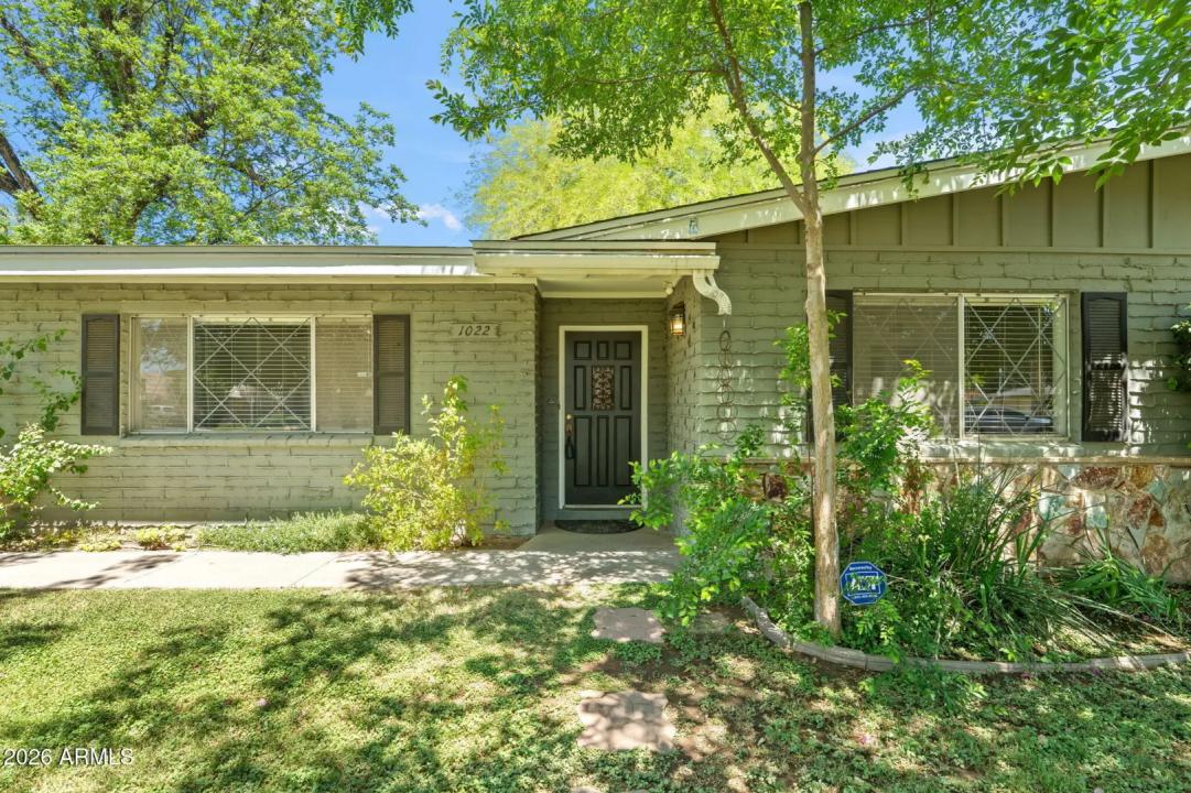 Real Estate Picture 3