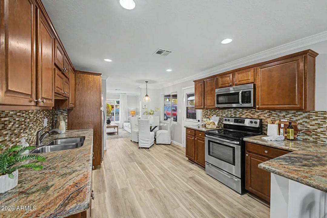 Real Estate Picture 9