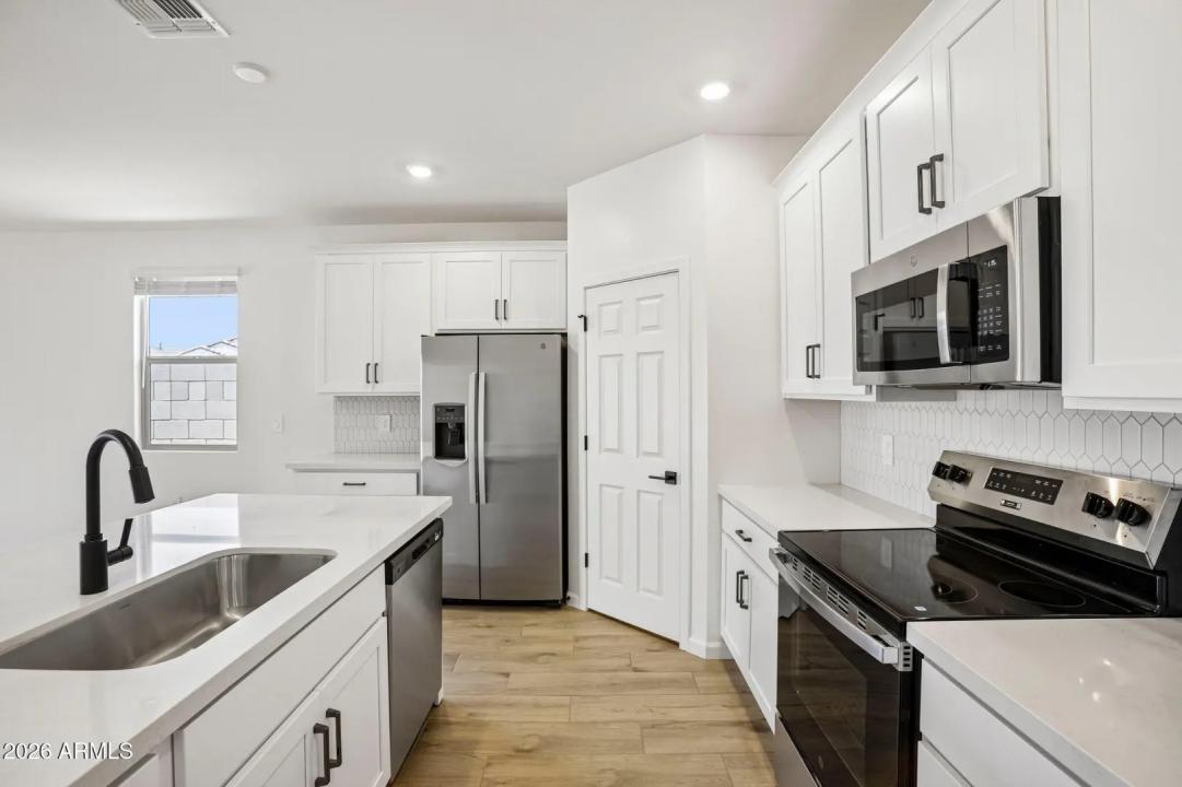 Real Estate Picture 9