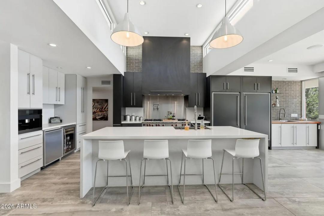 Real Estate Picture 8