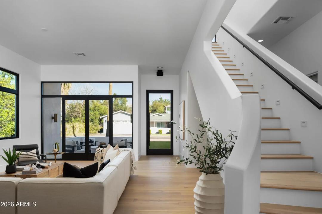 Real Estate Picture 4