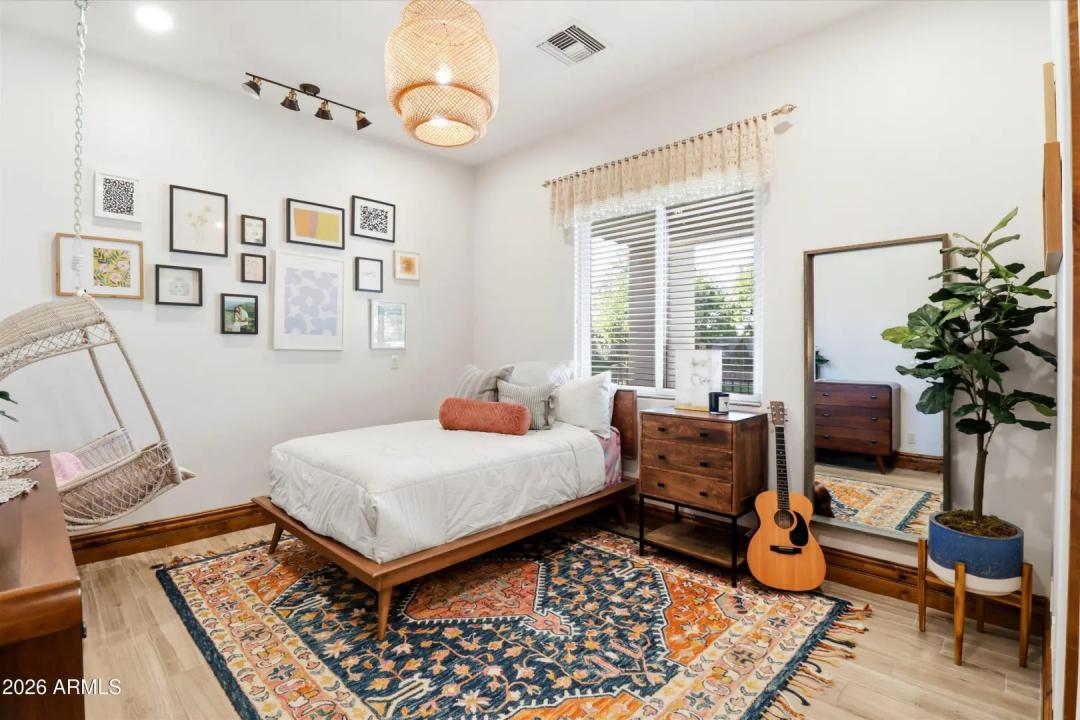 Real Estate Picture 14
