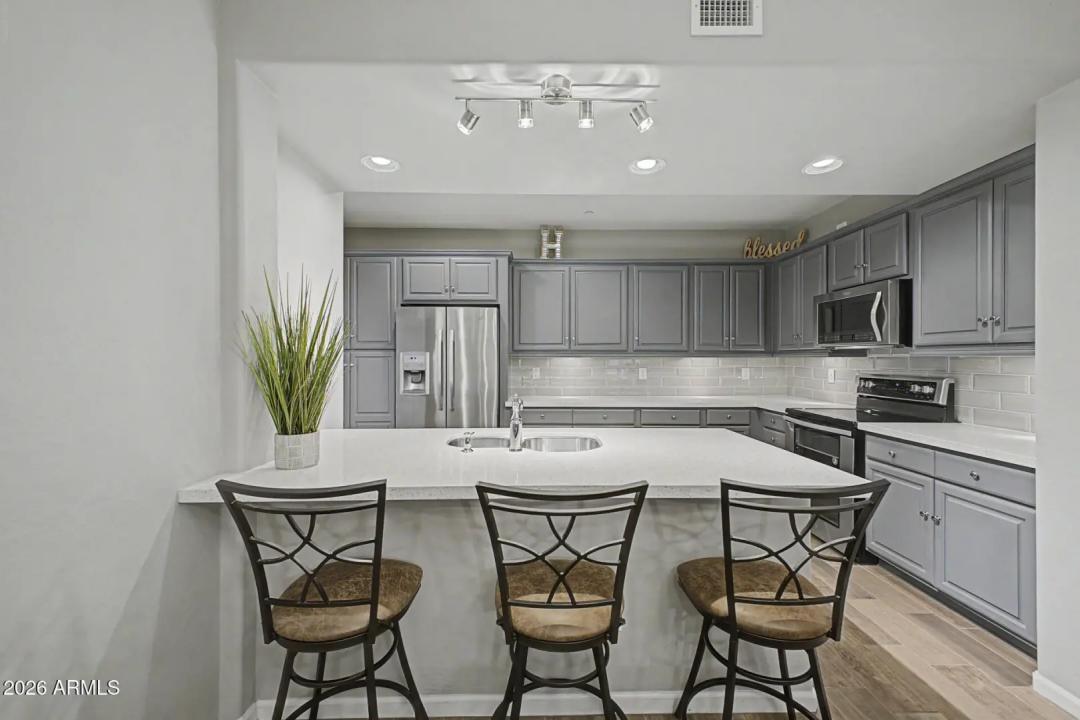 Real Estate Picture 3