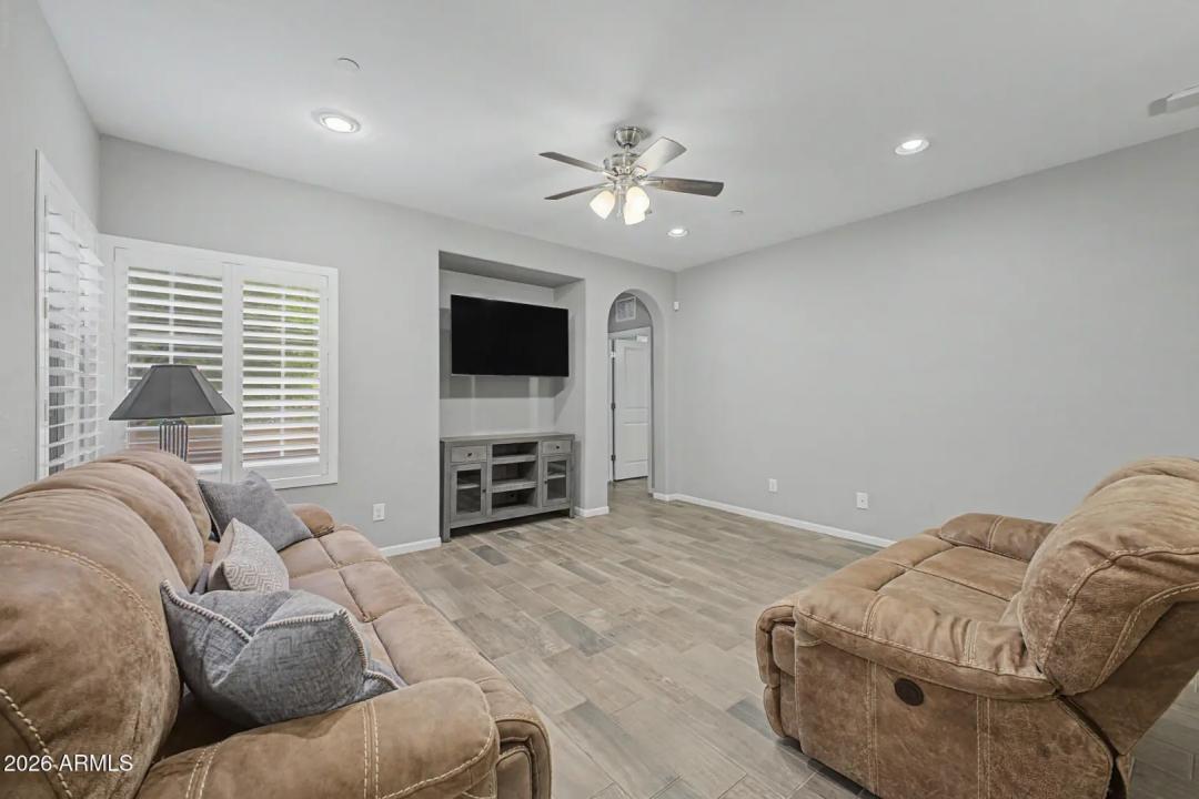 Real Estate Picture 8