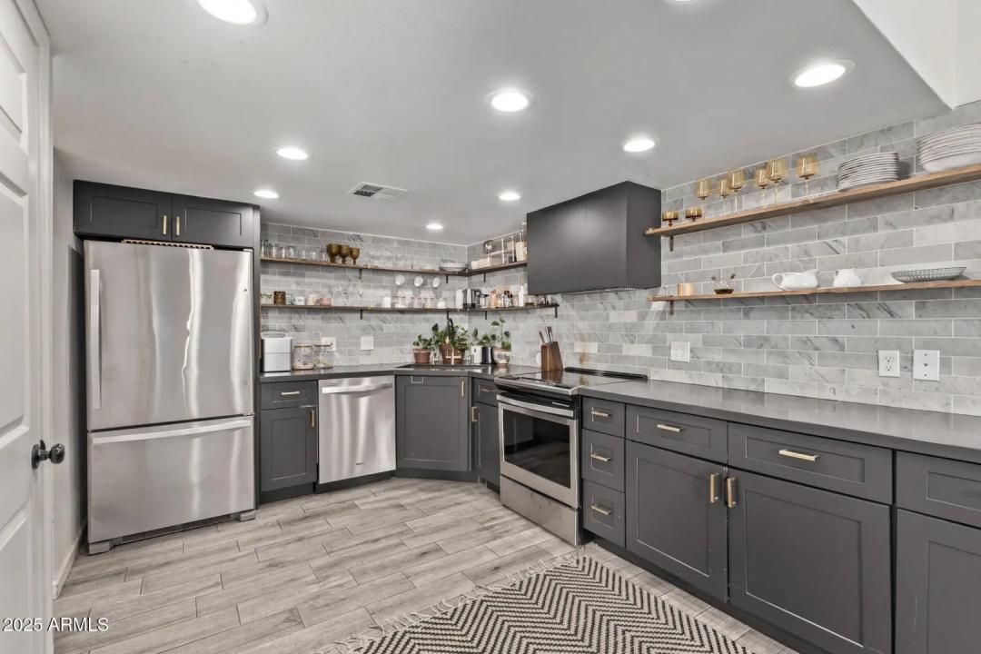 Real Estate Picture 3