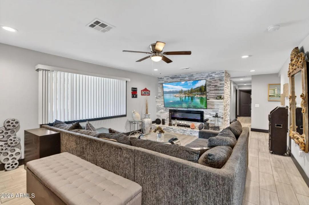 Real Estate Picture 8