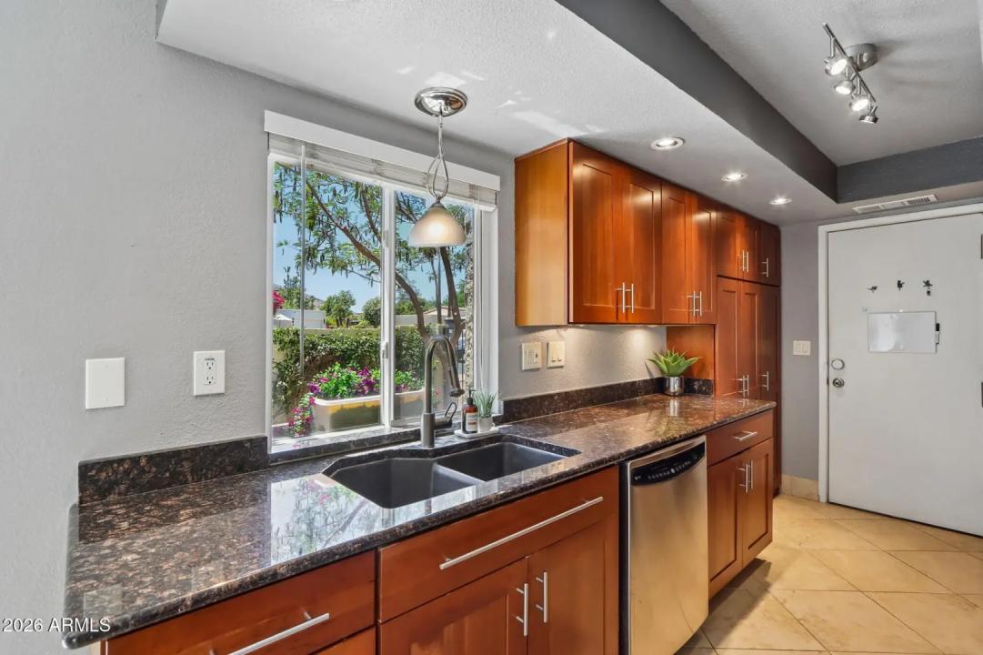 Real Estate Picture 4