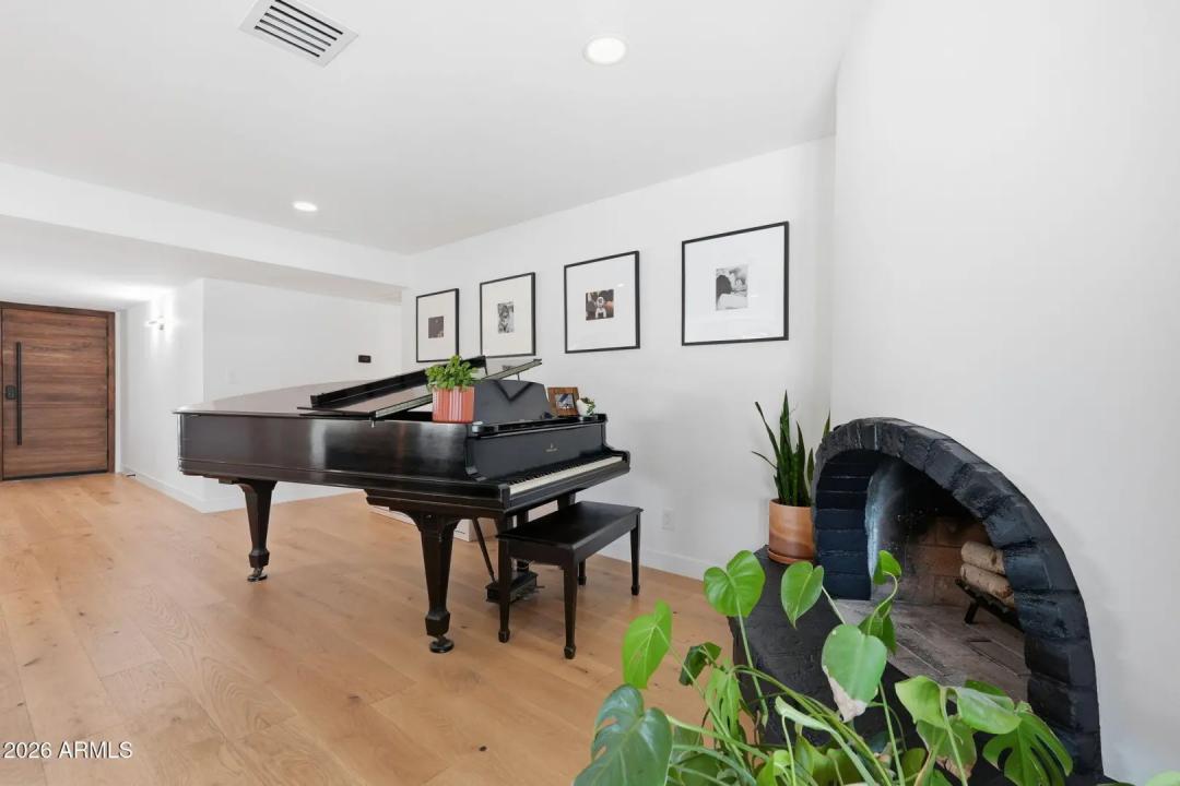 Real Estate Picture 8