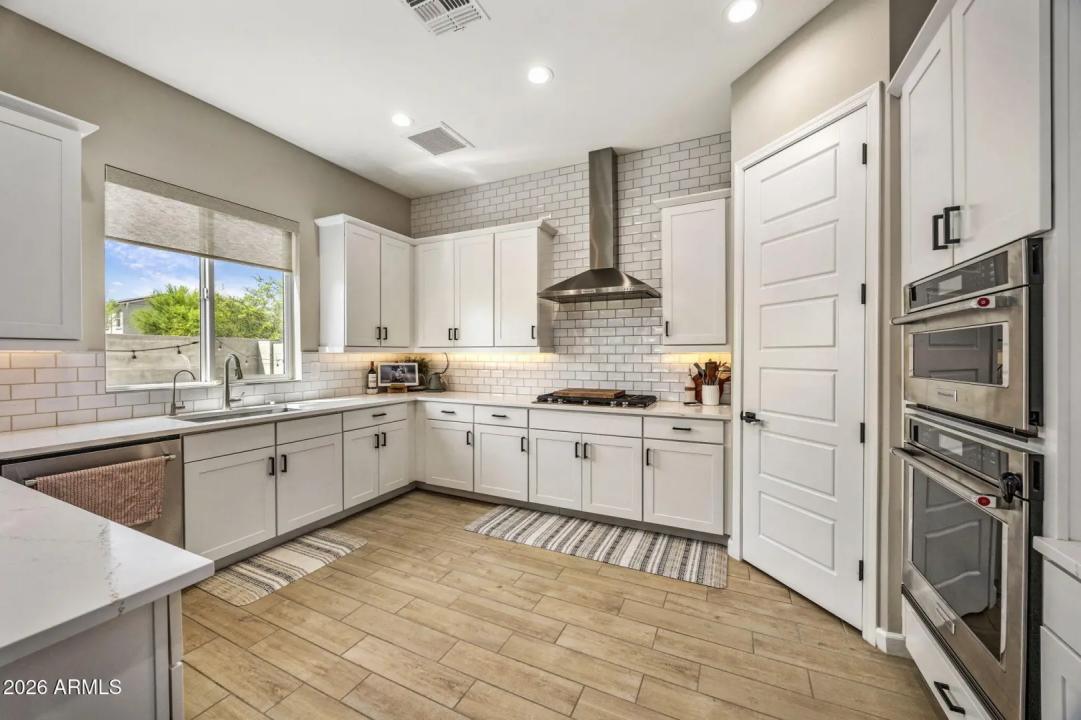 Real Estate Picture 11