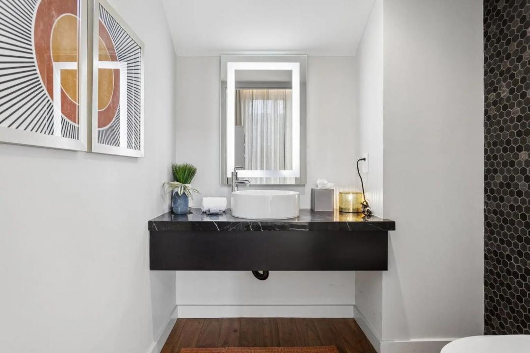 Real Estate Picture 14