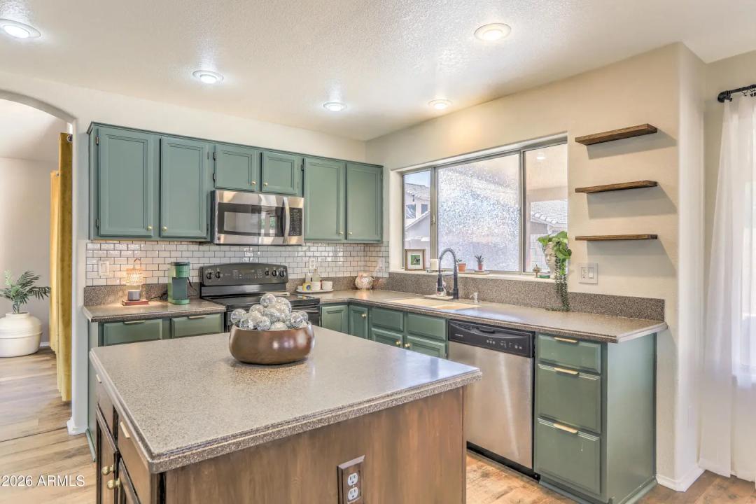 Real Estate Picture 4