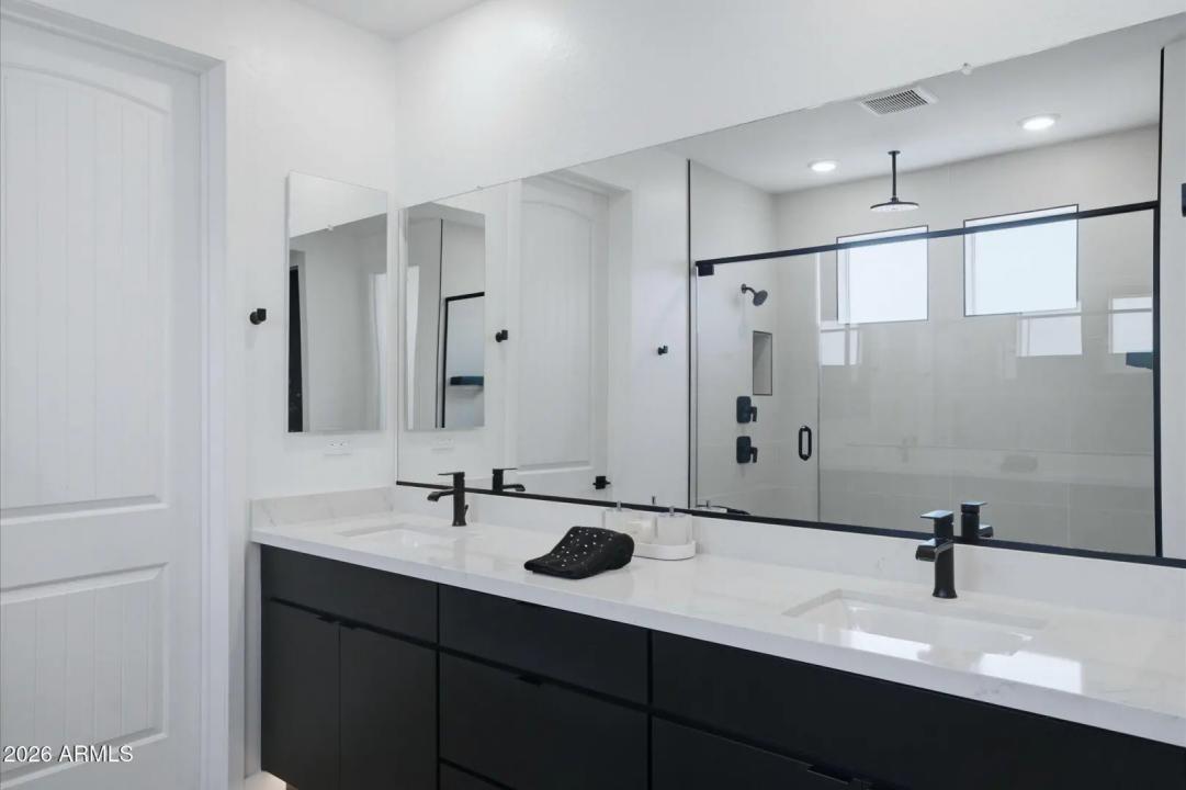 Real Estate Picture 14