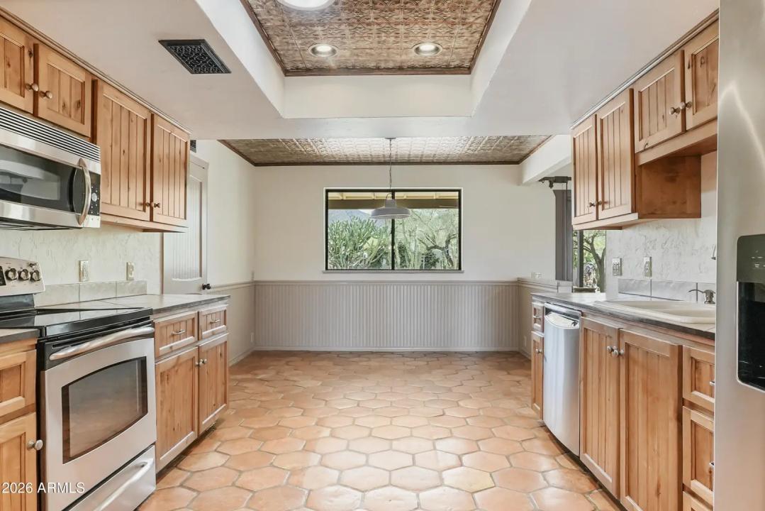 Real Estate Picture 9