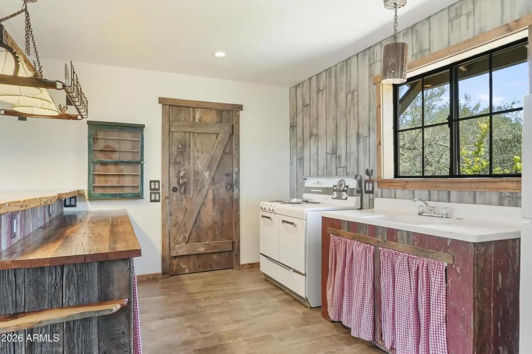 Real Estate Picture 27