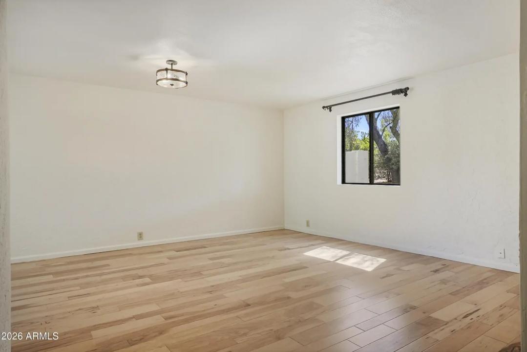 Real Estate Picture 14