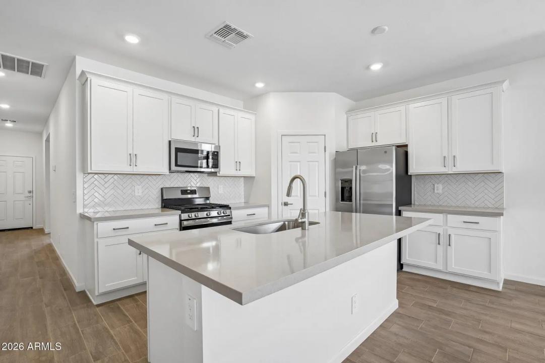 Real Estate Picture 11
