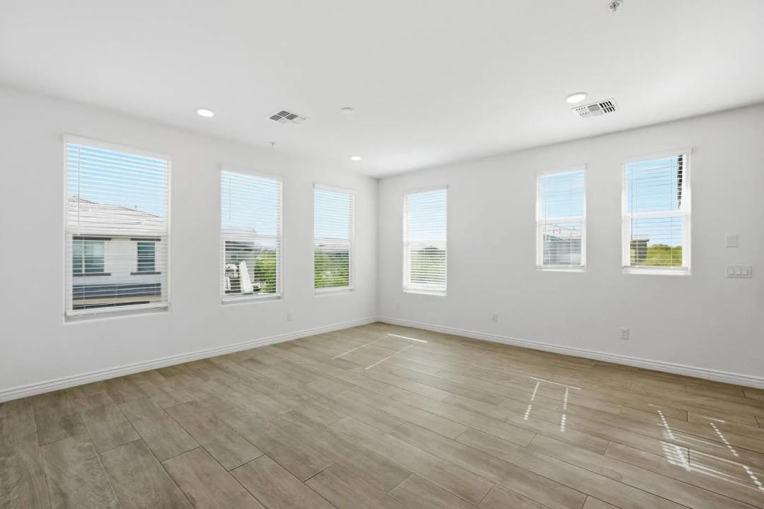 Real Estate Picture 16