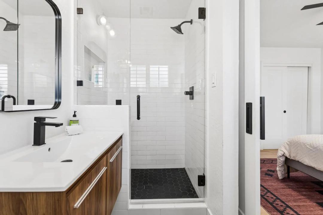 Real Estate Picture 11