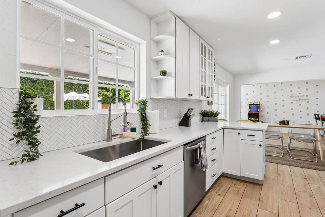 Real Estate Picture 11