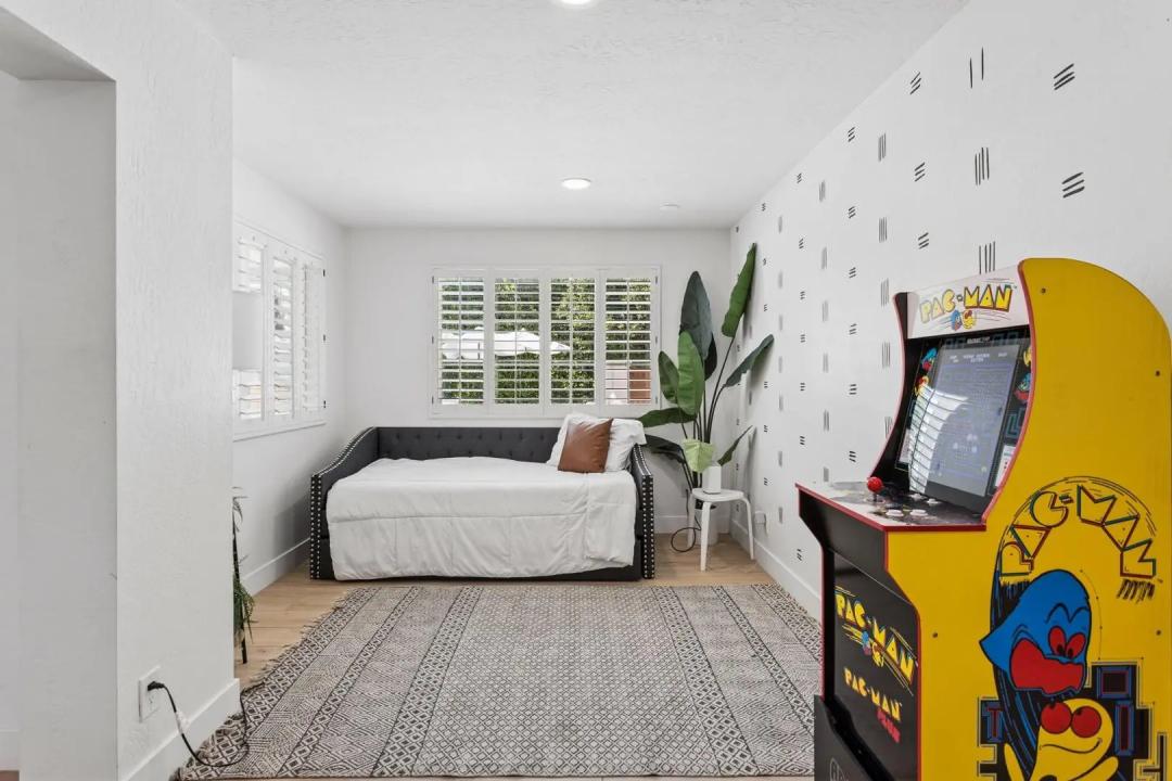 Real Estate Picture 14