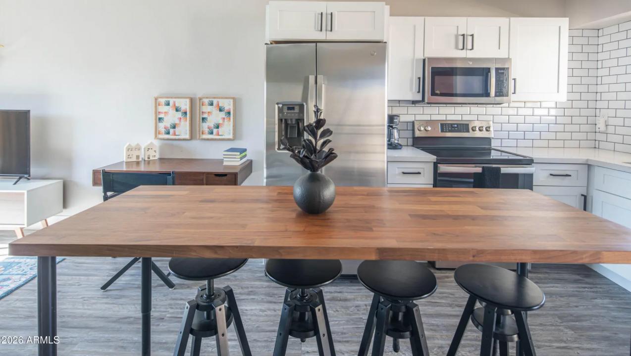 Real Estate Picture 4