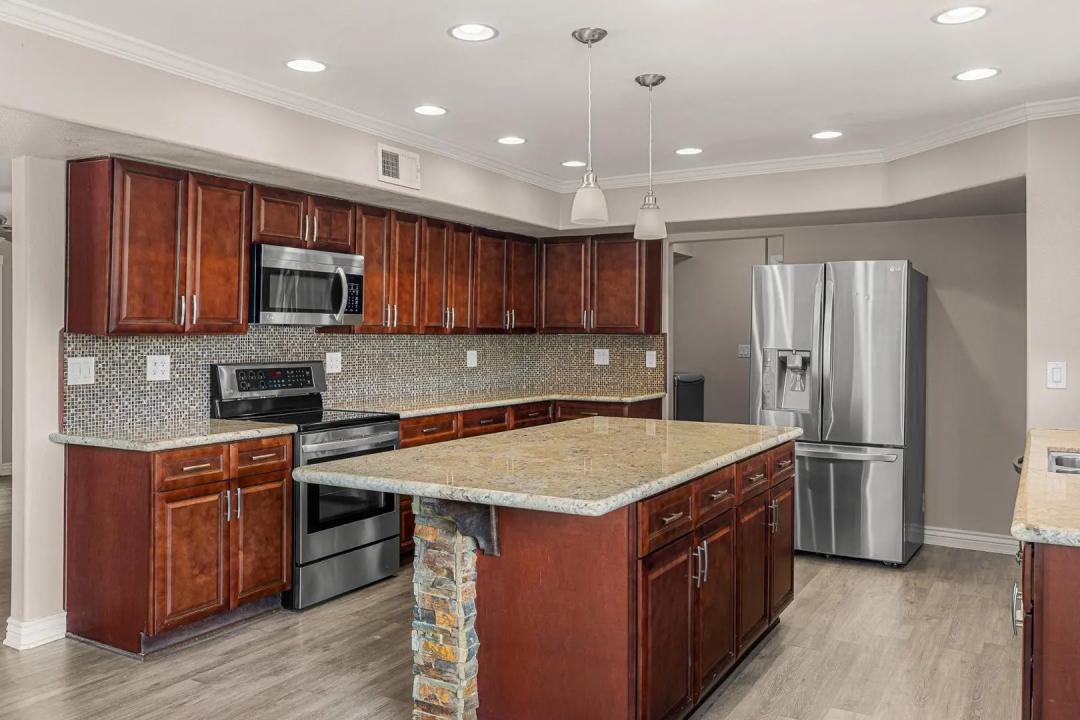 Real Estate Picture 8