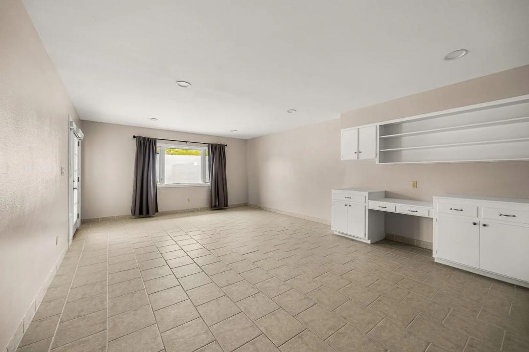 Real Estate Picture 11