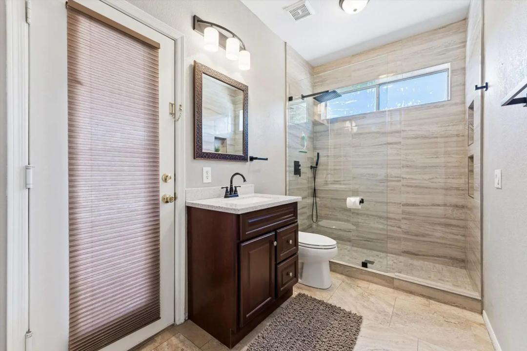 Real Estate Picture 11